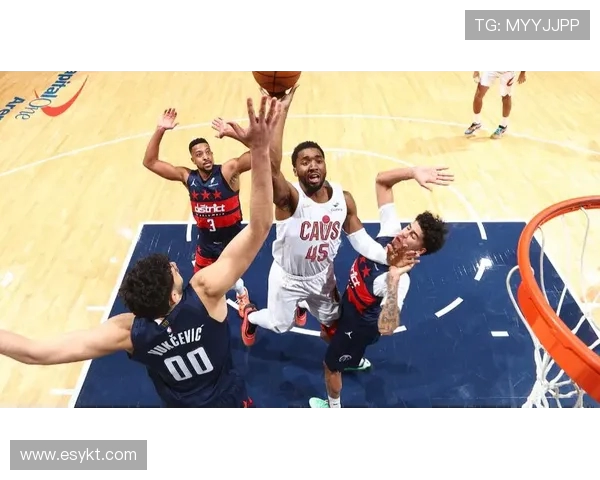 米切尔顶开米罗上篮得手骑士以18-3开局迅速占据主动